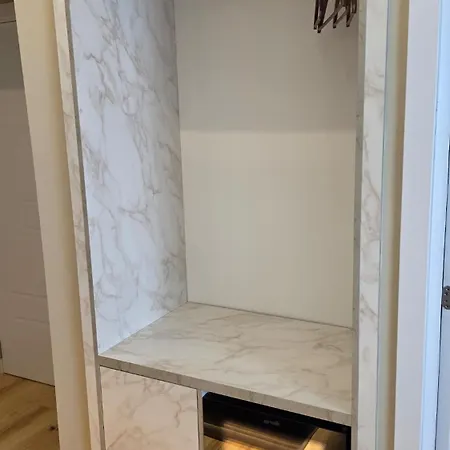 Deluxe * Durrës